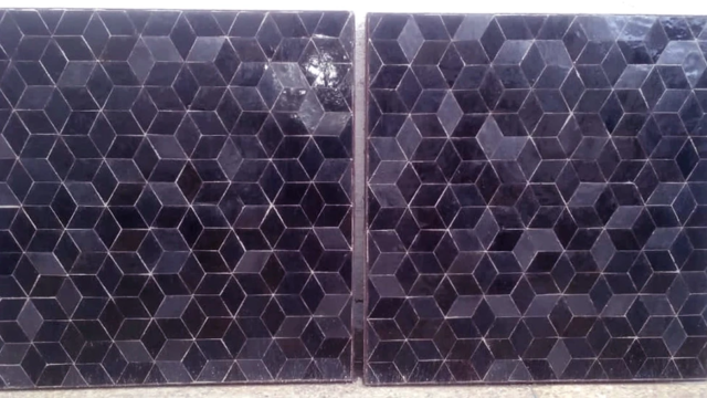 Plateau de table carrés en zellige de couleur encre, mesures : 80x80cm