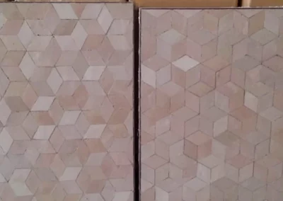 Plateaux de table carrés en zellige saumon, mesures : 55x55cm