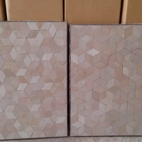 Plateaux de table carrés en zellige saumon, mesures : 55x55cm