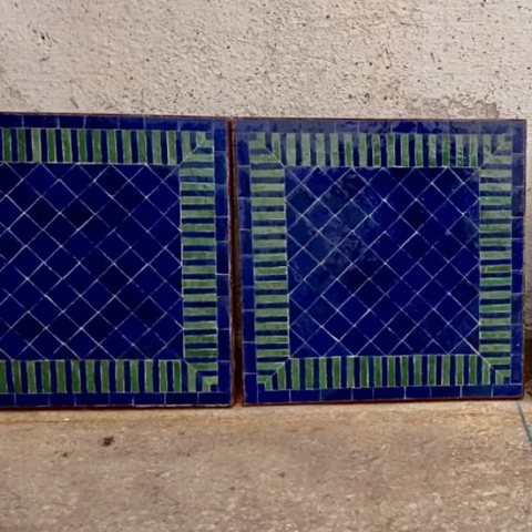 Plateaux de table carrés en zellige rayé bleu roi et vert anglais