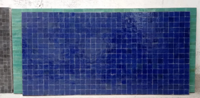 Grands plateaux de tables rectangles, motifs carrés, couleur bleu roi et vert émeraude, livraison à Aix-en-Provence