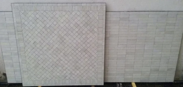 Plateaux de tables en zellige rayé et rectangle blanc