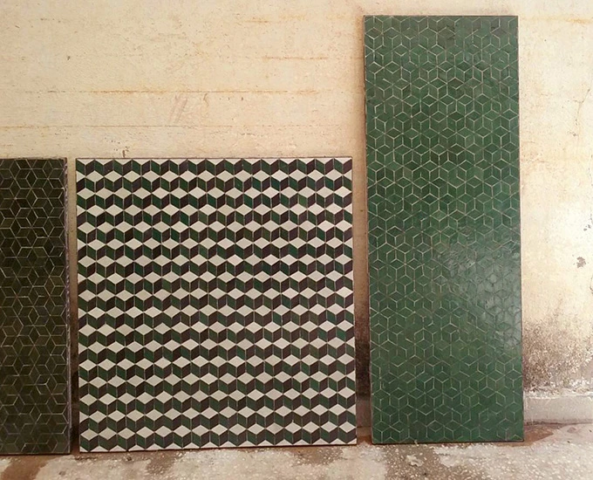 Plateaux de table en zellige au showroom de Paris