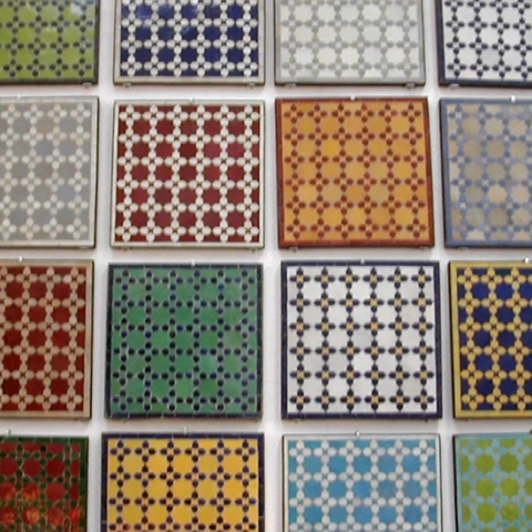 Gamme de petits plateaux de table en zellige au motif Matécha, exposés dans la boutique Art et Sud déco de Marseille (13)