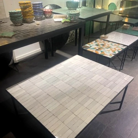Showroom de Art et Sud déco paris (75), tables en zellige au motif rectangle