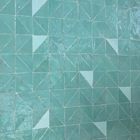 Surface au mur carrelée en zellige triangle de couleur vert céladon