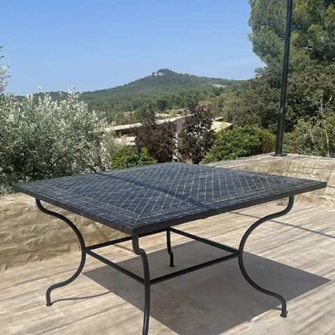 table carrée en zellige rayé noir de 120 cm de coté