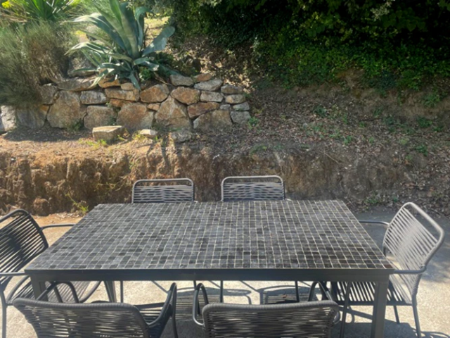 Table d'extérieur pour 6 couverts en zellige noir