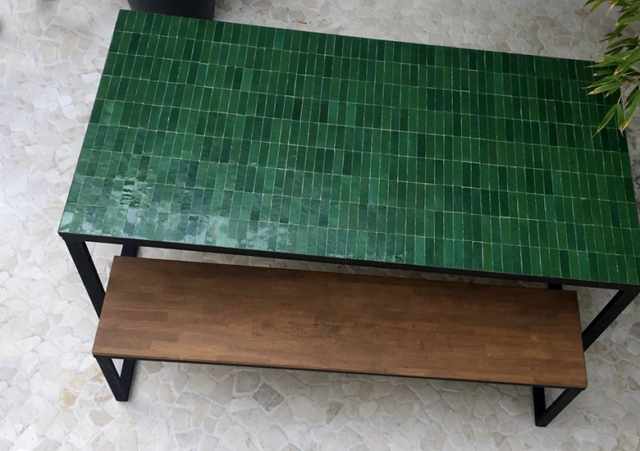 Table et bancs en zellige fabriqués sur mesure