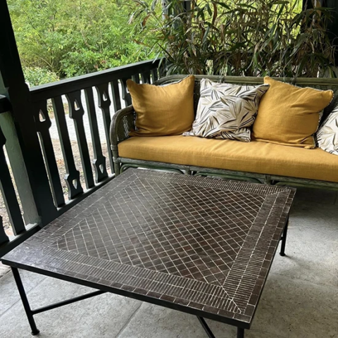table basse 80x60 cm en extérieur, création en zellige rayé de couleur marron