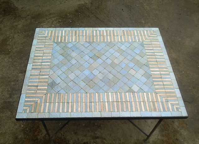 table basse rectangle, 80x60 cm en zellige marocain, fabrication à la main et sur mesure, couleurs bleu ciel et sable