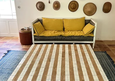 Grande table basse carrée (120cm) en zellige, couleurs jaune et blanc