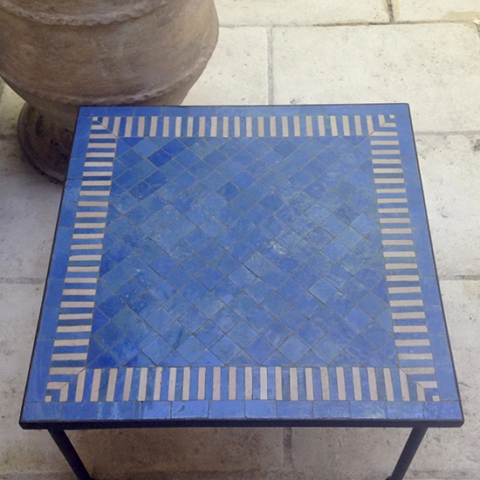 table basse carrée de 60 cm de côté en zellige rayé