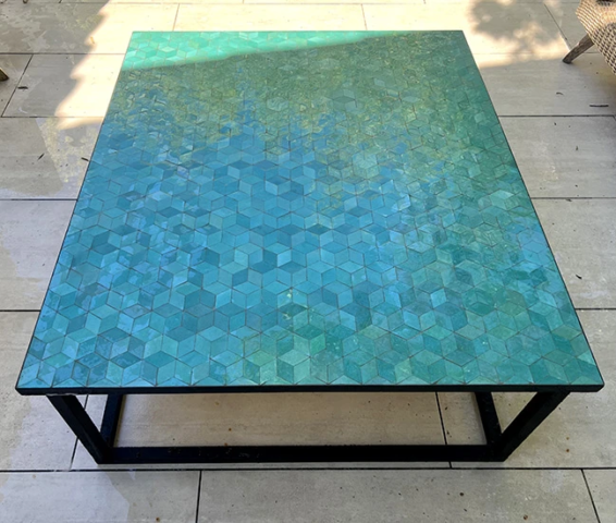 Table basse carrée en zellige vert émeraude, piètement contemporain en fer forgé, mesures 100x100cm