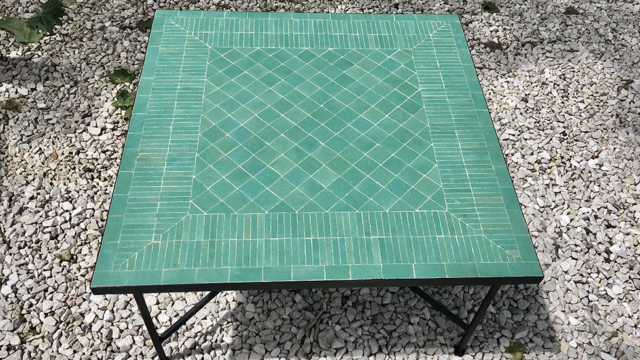 table basse et carrée en mosaïque de zellige rayé avec piètement en fer forgé de style provençal