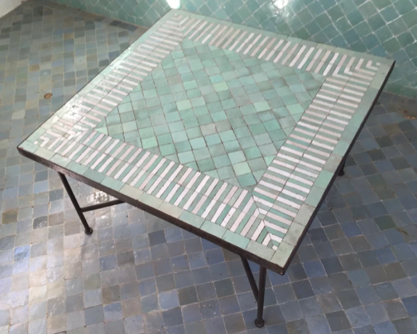 table basse et carrée en zellige marocain fabriqué à la main de couleur vert d'eau et blanc