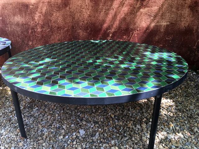 table basse ronde en zellige diamètre 130cm, hauteur 30cm, motif cube. Livraison en région marseillaise