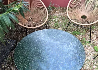 Table en zellige vert anglais, diamètre 90cm, hauteur 40cm, motif cube, fabrication traditionnelle