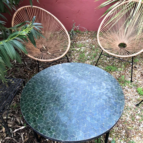 Table en zellige vert anglais, diamètre 90cm, hauteur 40cm, motif cube, fabrication traditionnelle