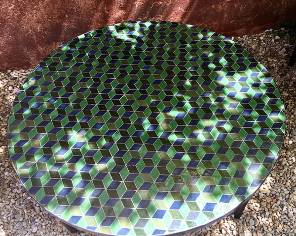Table basse en zellige, diamètre 120cm, hauteur 40cm, trois couleur : vert foncé, bleu profond et noir