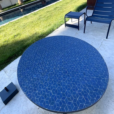 table basse ronde en zellige et fer forgé, couleur bleu profond, motif cube, diamètre 60cm, hauteur 50cm