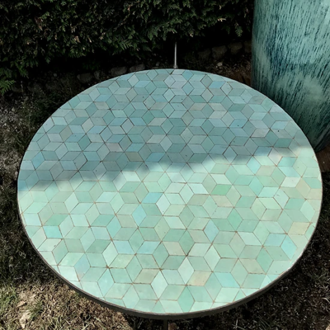 table basse en zellige vert céladon, motif cubes, diamètre 80cm et hauteur 40cm