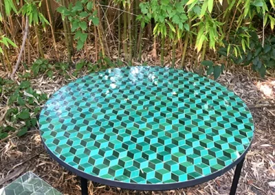 Grande table basse ronde en zellige, diamètre 140 cm, hauteur 30cm, couleur vert céladon, vert d'eau et vert anglais