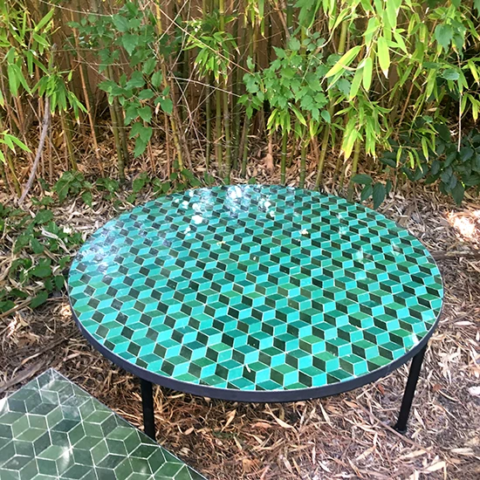 Grande table basse ronde en zellige, diamètre 140 cm, hauteur 30cm, couleur vert céladon, vert d'eau et vert anglais