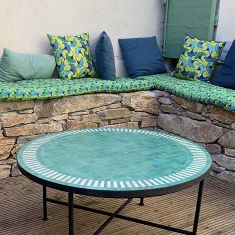 Table basse et ronde de 120 cm de diamètre, zellige céladon et blanc, pieds en fer forgé