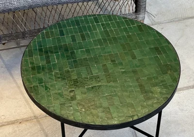 Petite table basse ronde en zellige vert anglais avec un motif rectangle aligné