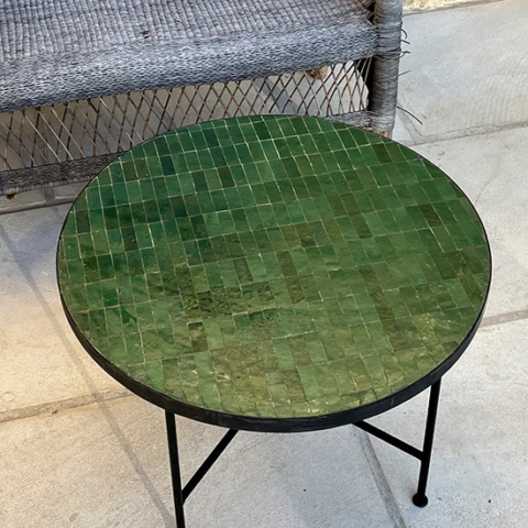 Petite table basse ronde en zellige vert anglais avec un motif rectangle aligné