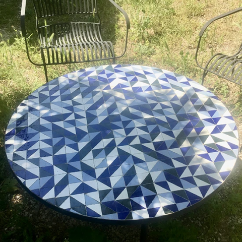 Table ronde en zellige, motif triangle bleu et blanc, livrée à Lyon (69)