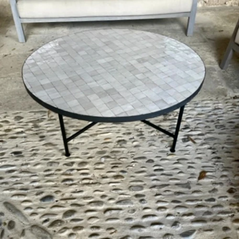 Table de salon en zellige et fer forgé à la main, couleur blanc nacre, livraison en Avignon (84)