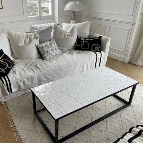 Table basse rectangle, piètement moderne, plateau en zellige blanc nacre