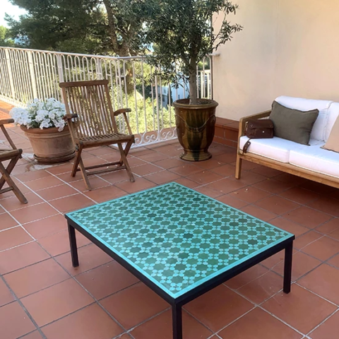 Table basse en zellige au motif fleur de Matécha livrée à Marseille (13)