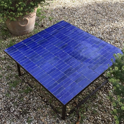 Table basse de jardin en zellige bleu roi, réalisée sur mesure en couleur bleu roi