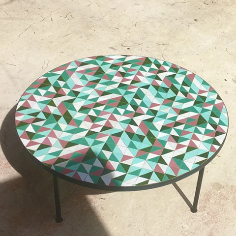 Table basse en zellige marocain à Marseille, motif triangle