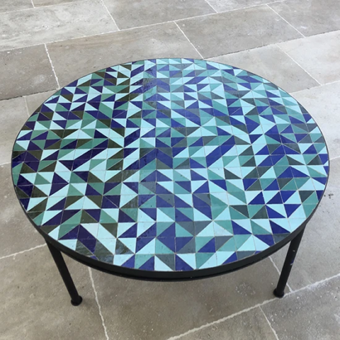 Table basse en zellige au motif triangle, camaïeux de bleus, livraison à Montpellier