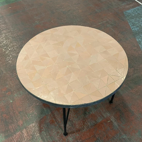 Table basse 60 centimètres de diamètre, zellige au motif triangle de couleur naturelle émaillée