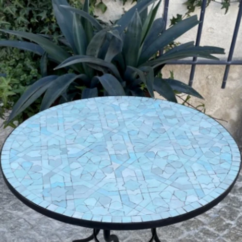 Table bistro, ronde, zellige et piètements en fer forgé