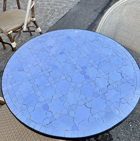 Table bistro, haute et ronde, en zellige, couleur bleu ciel et motif fleur de matécha