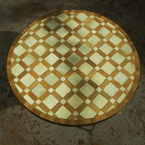 Table de bistro ronde en zellige et fer forgé au motif treillis, beige et nacre