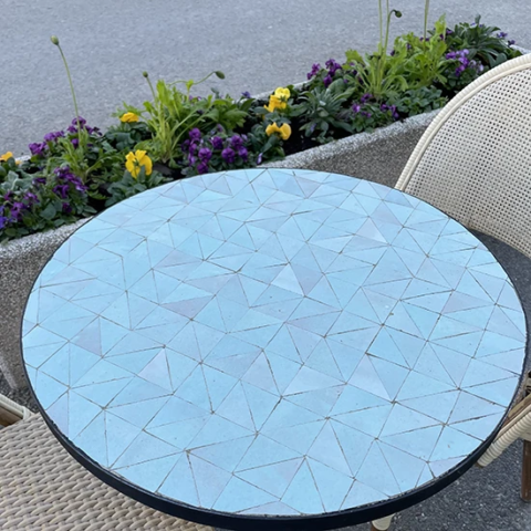 Table bistro en zellige triangle de couleur bleu lavande