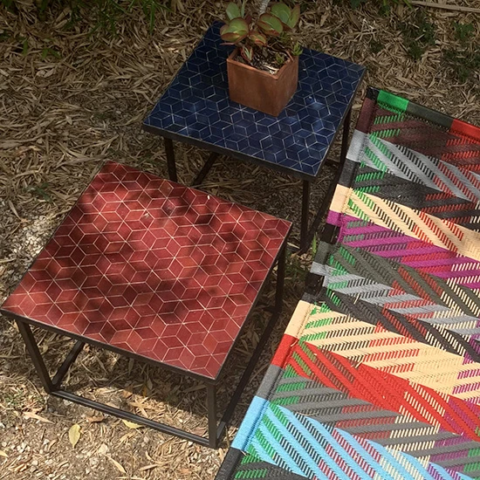 Petites tables carrées de jardin en zellige au motif cube. Livraison à Antibes (06)