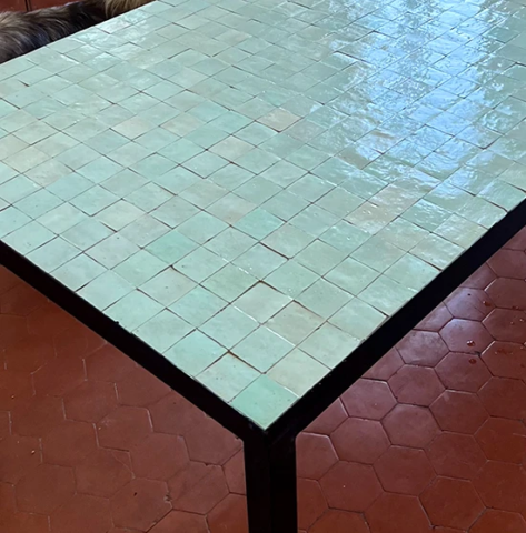 table de cuisine en zellige vert d'eau et tomettes rouges, livraison à Aix-en-Provence (13)