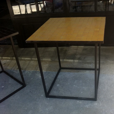Fabrication sur mesure d'un table en fer forgé et zellige jaune clair, livraison à Aix-en-Provence