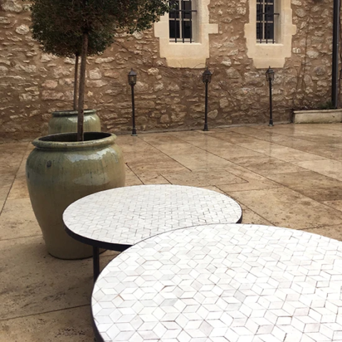 Tables en zellige blanc sur commande à Art et Sud Déco Marseille. Motif cubes