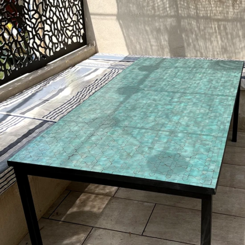 Table de repas familiale en zellige, réalisation sur mesure, couleur céladon et motif fleurs de matécha