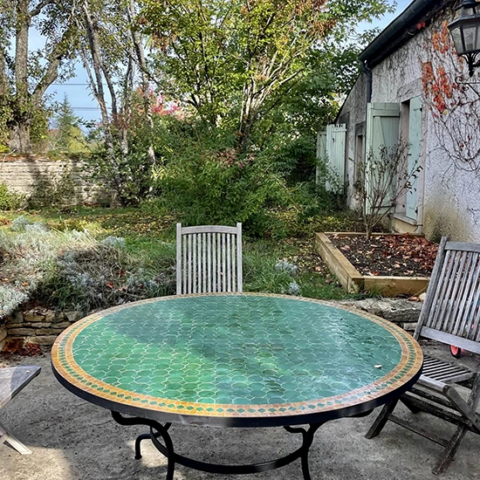 Grande table ronde en zellige sur une terrasse du Lavandou (83)