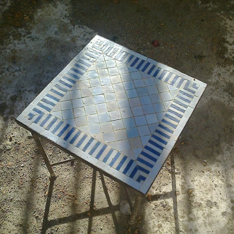 Table haute et carrée avec un plateau de 45 cm de côté en zellige rayé nacre et bleu